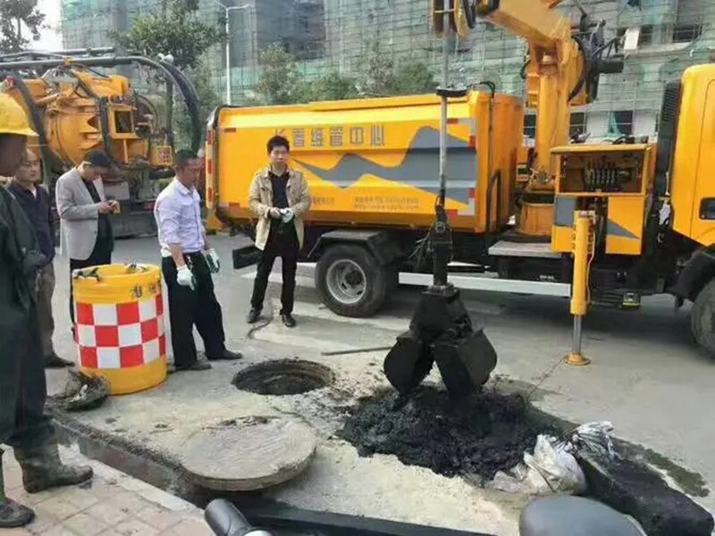 南昌街道：網(wǎng)格員化身“清道夫”，為民解憂(yōu)疏通“堵心”化糞池